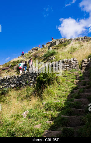 Les promeneurs sur mur d'Hadrien, près de l'écart de Peel, près de la tour une fois préparé, Cumbria, Angleterre Banque D'Images