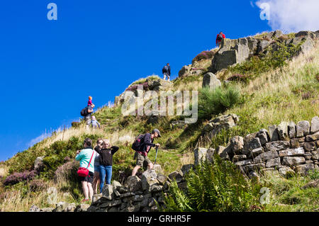 Les promeneurs sur mur d'Hadrien, près de l'écart de Peel, près de la tour une fois préparé, Cumbria, Angleterre Banque D'Images