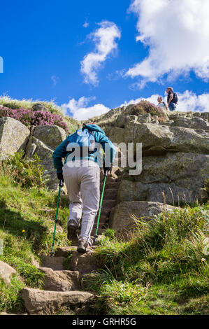 Les promeneurs sur mur d'Hadrien, près de l'écart de Peel, près de la tour une fois préparé, Cumbria, Angleterre Banque D'Images