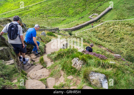 Les promeneurs sur mur d'Hadrien, près de l'écart de Peel, près de la tour une fois préparé, Cumbria, Angleterre Banque D'Images