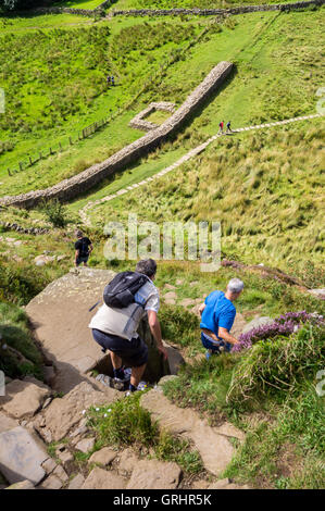 Les promeneurs sur mur d'Hadrien près de une fois préparé, Cumbria, Angleterre Banque D'Images