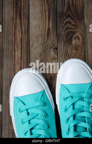 Chaussettes de chaussures sur plancher en bois Banque D'Images