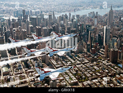 L'US Air Force Thunderbirds de l'escadron de démonstration en vol Delta formation au-dessus de Manhattan le 2 septembre 2016 à New York City, NY Les Thunderbirds effectuez dans le New York Air Show . Banque D'Images