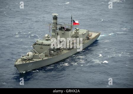 La frégate de la Marine chilienne CNS Almirante Cochrane cuit en formation rapprochée au cours des exercices de Rim of the Pacific, le 28 juillet 2016 dans et autour des îles Hawaï et la Californie du Sud. Banque D'Images