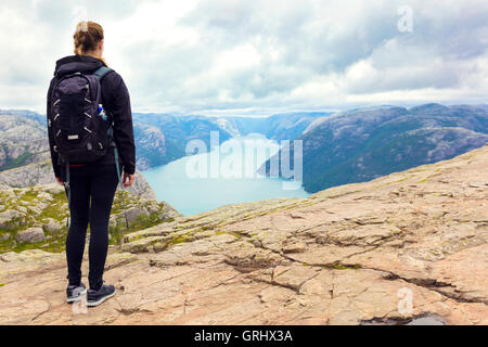 Randonnée femme à la chaire rock en Norvège lysefjorden Banque D'Images