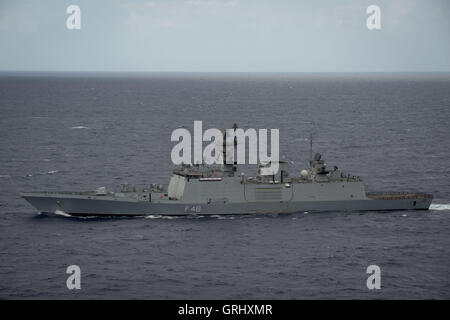 La marine indienne Shivalik-classe frégate furtive INS Satpura cuit en formation serrée lors de la Pacific Rim Le 28 juillet 2016, exerce dans et autour des îles Hawaï et la Californie du Sud. Banque D'Images