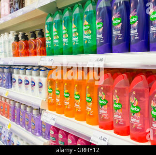 Gel douche afficher dans un supermarché Tesco. UK Banque D'Images
