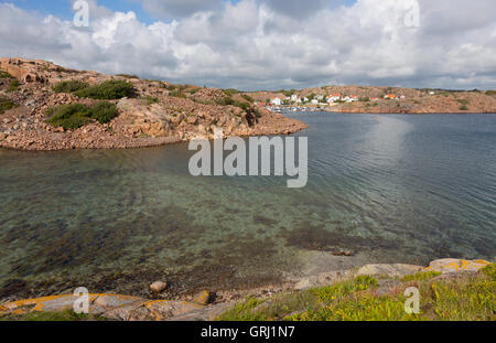 Journée d'été à North Grundsund à partir d'Getholmen avec de l'eau peu profonde à l'avant. Les eaux très peu profondes dans un lagun entourée de roches rouges ! Banque D'Images