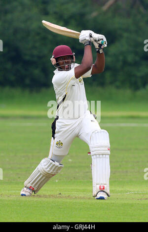 J Francis en action au bâton pour Gidea Park Parc Gidea pendant et Romford CC vs Belhus CC, Essex Shepherd Neame Cricket League au parc Gidea Terrain de sport le 4 juin 2016 Banque D'Images