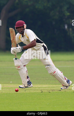 J Francis en action au bâton pour Gidea Park Parc Gidea pendant et Romford CC vs Belhus CC, Essex Shepherd Neame Cricket League au parc Gidea Terrain de sport le 4 juin 2016 Banque D'Images