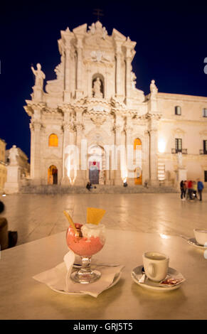La crème glacée et gelato italien espresso sur table en soirée nuit à l'ensemble de la cathédrale place Piazza del Duomo Florence Banque D'Images