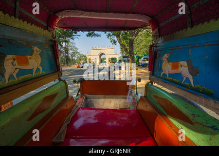 Avis de Daria Daulat Bagh, Tipu Sultan's Summer Palace depuis l'intérieur d'un véhicule tiré par des chevaux, Srirangapatna, Karnataka Banque D'Images