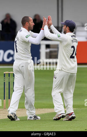 Charl Willoughby de Essex (L) demande le guichet de Ben Harmison et célèbre avec Mark Pettini - Essex Kent vs CCC CCC - LV County Championship Division Two de cricket au sol du comté de Ford, Chelmsford, Essex - 09/05/12. Banque D'Images