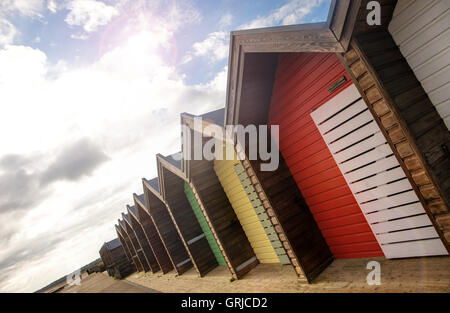 Cabines de plage multicolores, Blyth, Northumberland Banque D'Images