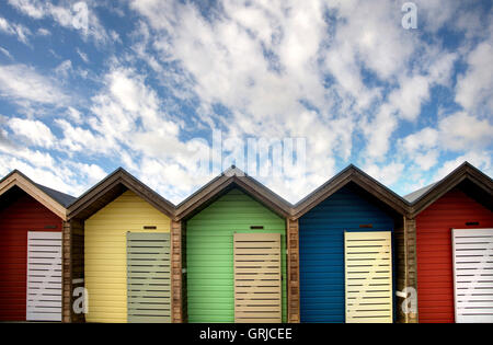 Cabines de plage multicolores, Blyth, Northumberland Banque D'Images