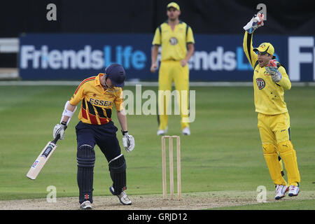 Un appel fort par Matthew Wade de l'Australie pour le guichet de Tim Phillips - Essex Eagles contre l'Australie - Office de match de cricket au sol du comté de Ford, Chelmsford, Essex - 26/06/12 Banque D'Images