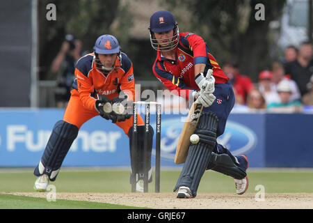 Ryan 10 Doeschate en action au bâton d'Essex - Essex Eagles contre les Pays-Bas - Clydesdale Bank 40 au cricket, le parc du château de Colchester - 19/08/12 Banque D'Images