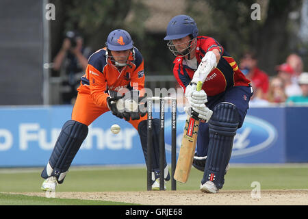 James Foster en action au bâton d'Essex - Essex Eagles contre les Pays-Bas - Clydesdale Bank 40 au cricket, le parc du château de Colchester - 19/08/12 Banque D'Images