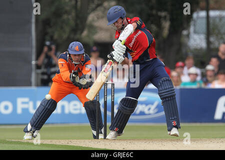 James Foster en action au bâton d'Essex - Essex Eagles contre les Pays-Bas - Clydesdale Bank 40 au cricket, le parc du château de Colchester - 19/08/12 Banque D'Images