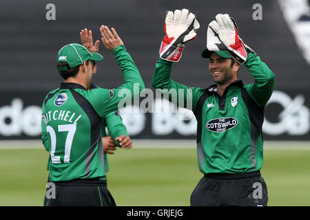 Ben Scott (R) de la sauce Worcestershire félicite Daryl Mitchell sur le court d'Alastair Cook - Essex Eagles vs Royals Worcestershire - Clydesdale Bank CB40 Un groupe de cricket au sol du comté de Ford, Chelmsford - 13/05/12 Banque D'Images