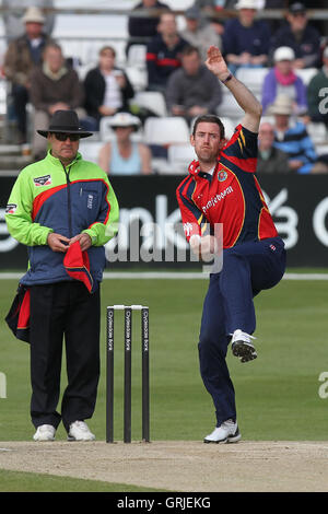 David Maîtrise en action bowling d'Essex - Essex Eagles vs Royals Worcestershire - Clydesdale Bank CB40 Un groupe de cricket au sol du comté de Ford, Chelmsford - 13/05/12 Banque D'Images