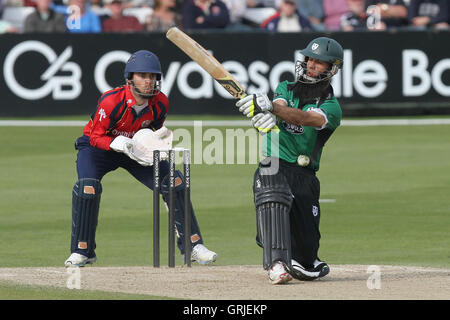 James Foster peuvent seulement regarder comme Moeen Ali de Worcester est frappé par la balle - Essex Eagles vs Royals Worcestershire - Clydesdale Bank CB40 Un groupe de cricket au sol du comté de Ford, Chelmsford - 13/05/12 Banque D'Images