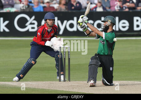 James Foster peuvent seulement regarder comme Moeen Ali de Worcester est frappé par la balle - Essex Eagles vs Royals Worcestershire - Clydesdale Bank CB40 Un groupe de cricket au sol du comté de Ford, Chelmsford - 13/05/12 Banque D'Images