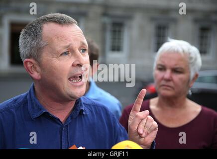 Les gens avant le profit Richard Boyd Barrett TD à l'extérieur de Leinster House à Dublin comme la chambre des députés a été rappelé pour entendre les débats sur l'appel prévu à l'encontre de la décision de la Commission européenne qu'Apple doit payer 13 milliards d'euros en retour d'impôts. Banque D'Images