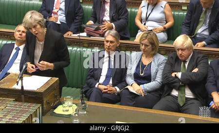 Premier ministre Theresa May, avec (à sa gauche) Chancellor Philip Hammond, Ministre de l'intérieur Orange Rudd et Secrétaire aux affaires étrangères, Boris Johnson, prend la parole lors du premier ministre des questions à la Chambre des communes, Londres. Banque D'Images