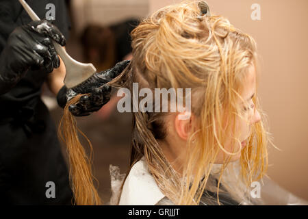 Salon de beauté coiffure au travail - l'application d'une couleur de cheveux les clients après coupe et coiffure avant de le faire dans un professi Banque D'Images