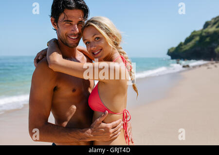 Beau coup de jeune couple sur la plage. Jeune homme et femme ensemble sur une plage tropicale. Banque D'Images