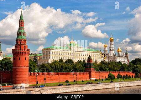 Vue panoramique du centre-ville de Moscou avec le Kremlin sur une journée ensoleillée Banque D'Images