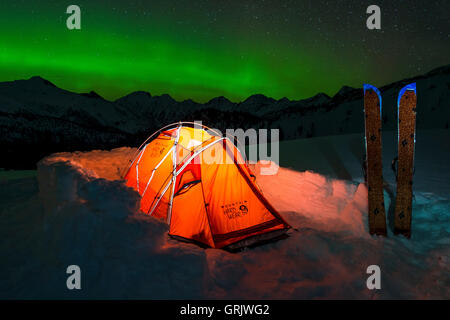 Surf camp de base de l'expédition au Canada avec la northern lights Banque D'Images