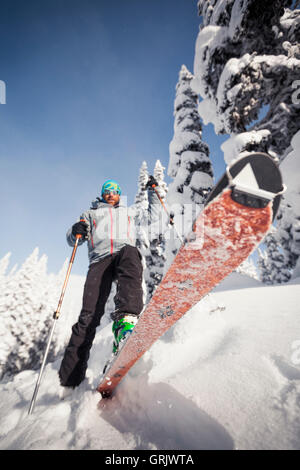 Ski de randonnée de l'arrière-pays dans le parc provincial Manning Banque D'Images