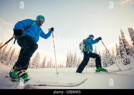 Ski de randonnée de l'arrière-pays dans le parc provincial Manning Banque D'Images