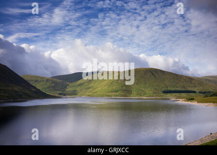 Megget Megget reservoir et montagnes en Vallée. Scottish Borders. L'Ecosse Banque D'Images