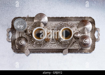 Le café turc pour deux servi sur un plateau de métal avec un des motifs traditionnels et des tasses et soucoupes, overhead view cen Banque D'Images