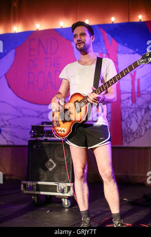 Offres d'Mukkada d'Ezra Furman et les petits amis faire un concert secret sur le Tipi Tente le jour 1 (jeudi) de la fin 2016 de la Roa Banque D'Images