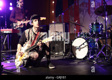 Ezra Furman et les petits amis faire un concert secret sur le Tipi Tente le jour 1 (jeudi) de la fin de la route 2016 Festival à L Banque D'Images