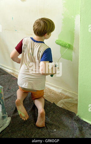 Jeune garçon aidant à la rénovation de l'appartement Banque D'Images