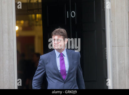 Greg Clark, secrétaire d'État aux affaires, l'énergie et de stratégie industrielle,quitte Downing Street après une réunion du Cabinet Banque D'Images