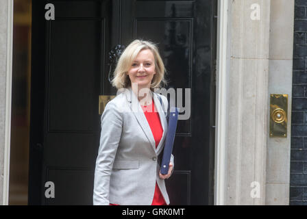 Liz Truss,secrétaire d'Etat à la justice et Lord Chancelier,arrive à Downing Street pour une réunion du Cabinet Banque D'Images