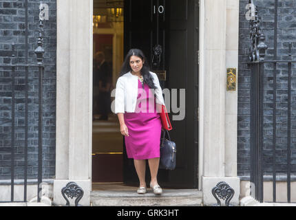 Priti Patel,secrétaire d'État au Développement International, numéro 10 feuilles après une réunion du cabinet Banque D'Images