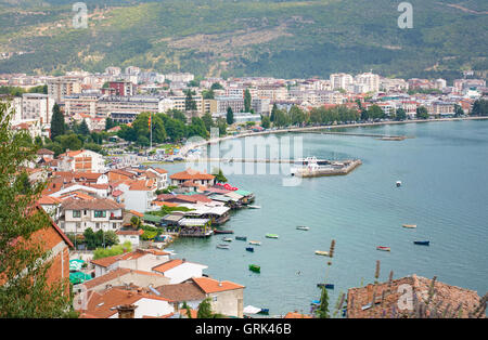 La ville d'Ohrid en Macédoine Vue urbaine avec des fleurs de lavande à l'avant Banque D'Images