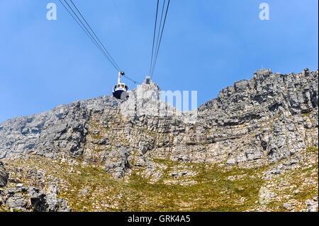 Table Mountain est une télévision mesa surplombant la ville du Cap en Afrique du Sud. Téléphérique. Banque D'Images