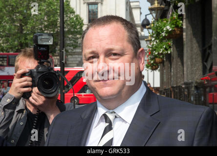 Mike Ashley,directeur général de Sports Direct et propriétaire de Newcastle FC,arrive au comité pour des questions communes Banque D'Images