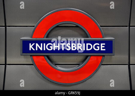 La station de métro Knightsbridge signe. Londres, Royaume-Uni. Banque D'Images