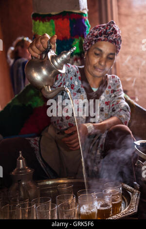 Cérémonie du thé dans la chambre, des berbères du Maroc. Banque D'Images