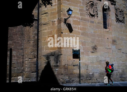 Un pèlerin moderne de jour passe la Cathédrale de Santo Domingo de la Calzada, l'Espagne le 25 août, 2016. Photographie d'auteur John Voos Banque D'Images