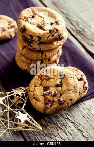 Cookies aux pépites de chocolat avec l'étoile de Noël sur brown et serviette de table en bois rustique Banque D'Images